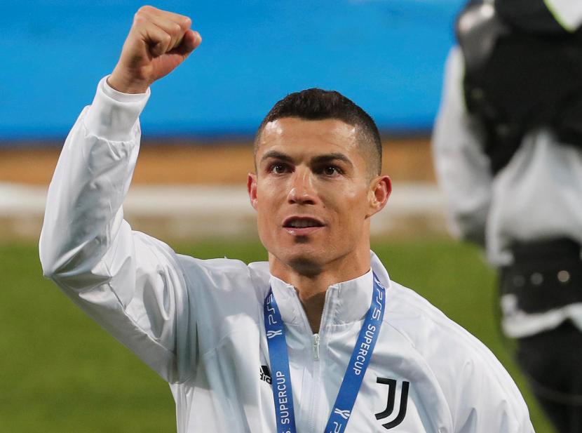 Cristiano Ronaldo seusai menerima trofi juara Piala Super Italia.