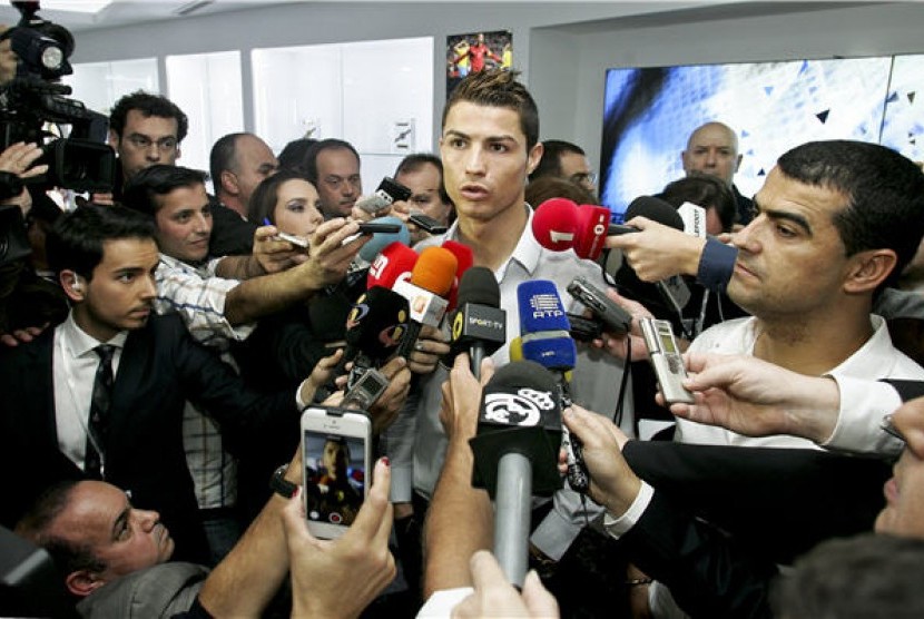 Cristiano Ronaldo (tengah) 