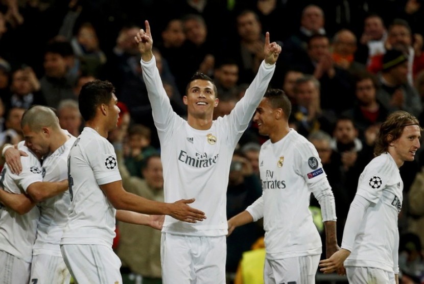 Cristiano Ronaldo (tengah)