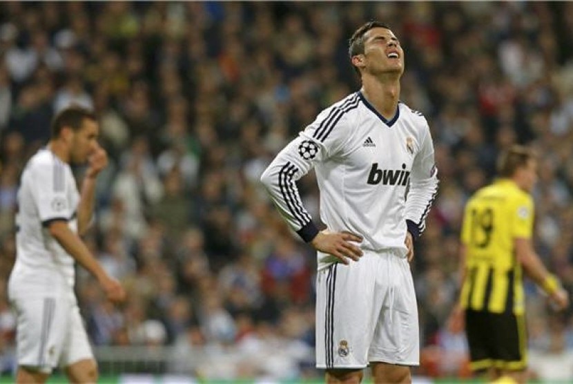 Cristiano Ronaldo, winger Real Madrid, mengekspresikan kekesalannya saat menghadapi Borussia Dortmund di leg kedua babak semifinal Liga Champions di Santiago Bernabeu, Madrid, Selasa (30/4). 