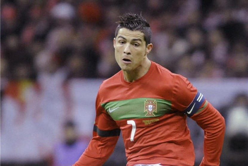 Cristiano Ronaldo, winger timnas Portugal, menggiring bola saat laga persahabatan lawan Polandia di Warsawa, Polandia, pada 29 Februari lalu. 