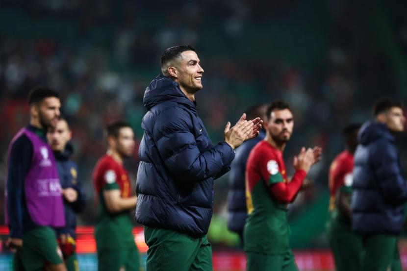 Cristianp Ronaldo dan para pemain Portugal memberikan tepukan kepada fans mereka setelah memetik kemenangan 2-0 atas Islandia pada laga kualifikasi Euro 2024, Senin (20/11/2023) dini hari WIB.