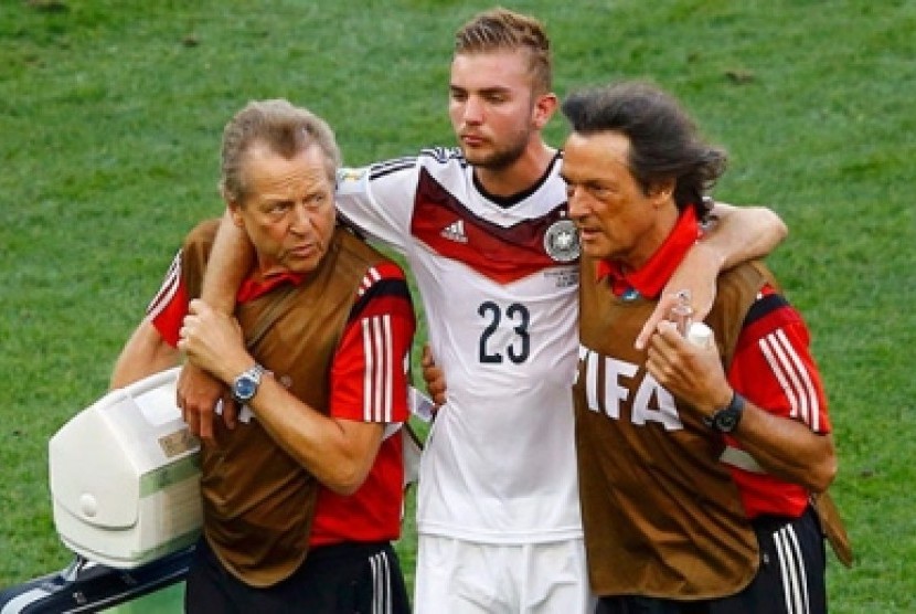 Cristoph Kramer dipapah dua ofisial Jerman saat partai final Piala Dunia 2014.