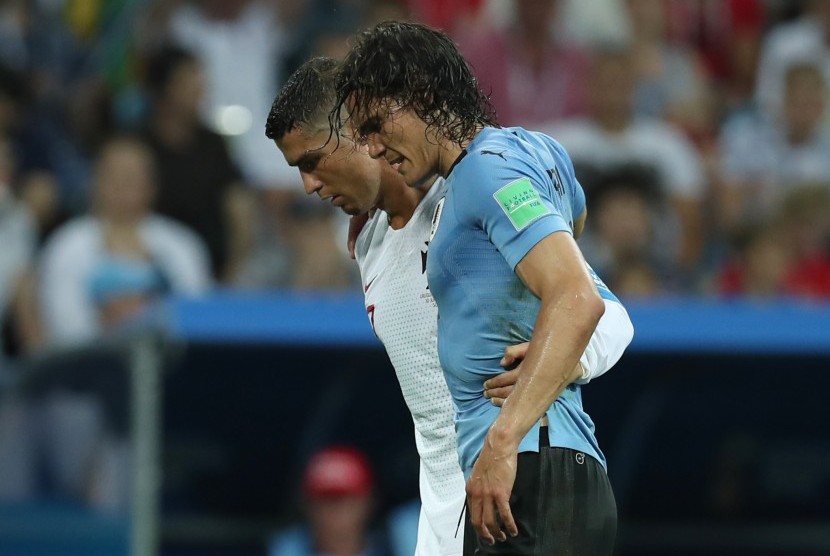 Cristriano Ronaldo saat membantu Cavani yang mengalami cidera di partai 16 besar Piala Dunia 2018, Rusia