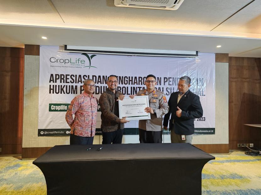 CropLife Indonesia memberikan Apresiasi dan Penghargaan kepada Polres Lampung Selatan atas keberhasilan dalam melakukan upaya penegakan hukum terhadap kasus pemalsuan benih yang dilakukan sepanjang tahun 2022. Pemberian Penghargaan kepada jajaran Polres Lampung digelar di Hotel Radison Lampung, Senin (19/9/2023) lalu.