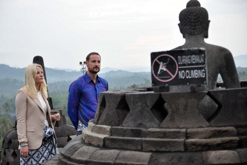 Crown Prince of Norway Haakon Magnus (right), and Princes Mette Marift visit Borobudur Temple during his tour to Yogyakarta on Wednesday. During his visit Indonesia, Norway seeks opportunity to expand its salmon market here. 