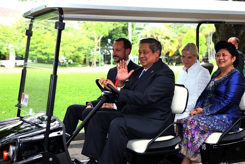 Crown Prince of Norway, Hakoon Magnus (left), visits Indonesia on Monday. He meets President Susilo Bambang Yudyoyono and discuss a wide range of issues including on environment, energy, trade, and investment. The prince also attend the opening dialog on h