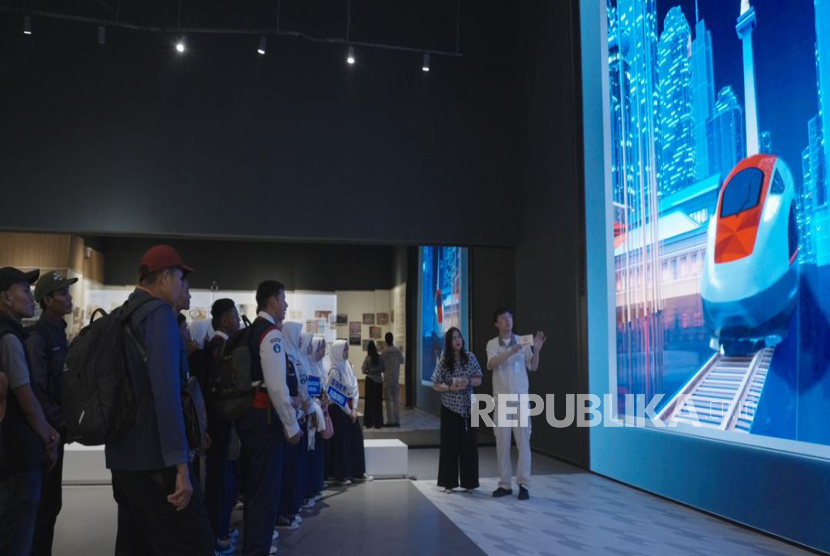 CRRC Sifang, produsen resmi Kereta Cepat Jakarta-Bandung, mengundang siswa-siswi SMP Negeri 3 Ngamprah dan para Railfans untuk mengunjungi CRRC Green Speed Exchange Center di Depo Kereta Cepat Tegalluar, Kabupaten Bandung, Jawa Barat. beberapa waktu lalu.