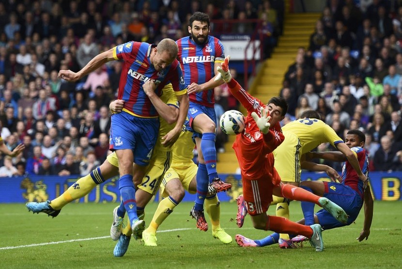 Crystal Palace's Brede Hangeland (L) has a header saved during their English Premier League soccer match against Chelsea at Selhurst Park in London October 18, 2014.