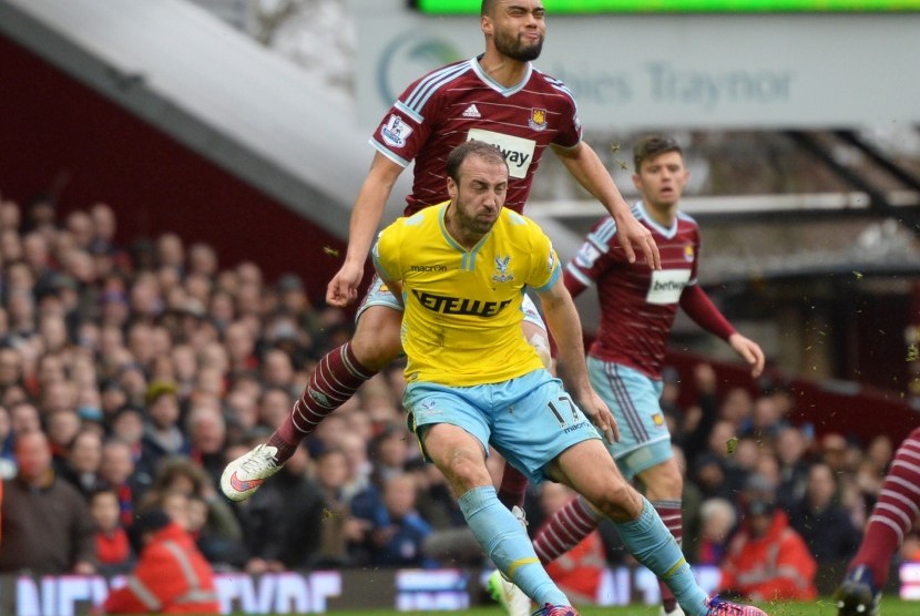  Crystal Palace's Glenn Murray challenges West Ham's Winston Reid resulting in a second booking and a red card for Murray