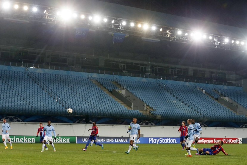 CSKA Moscow's Bebras Natcho (R) shoots during their Champions League soccer match against Manchester City at the Arena Khimki outside Moscow, October 21, 2014.