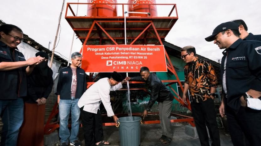 CSR (corporate social responsibility) PT CIMB Niaga Auto Finance (CIMB Niaga Finance/CNAF) memberikan bantuan air bersih ke warga Ciparay Bandung.
