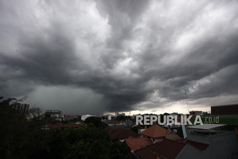 Cuaca angin kencang. (ilustrasi) Angin kencang menerjang permukiman warga di Kabupaten Serang, Provinsi Banten, Rabu (28/12/2022).
