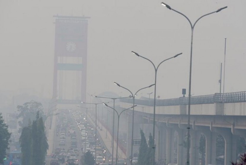 Cuaca buruk kabut asap yang menyelimuti kota Palembang Sumatera Selatan pada hari ini, Senin (14/10) masih terus terjadi yang dapat mengganggu aspek keselamatan pelayaran di Sungai Musi Palembang. 