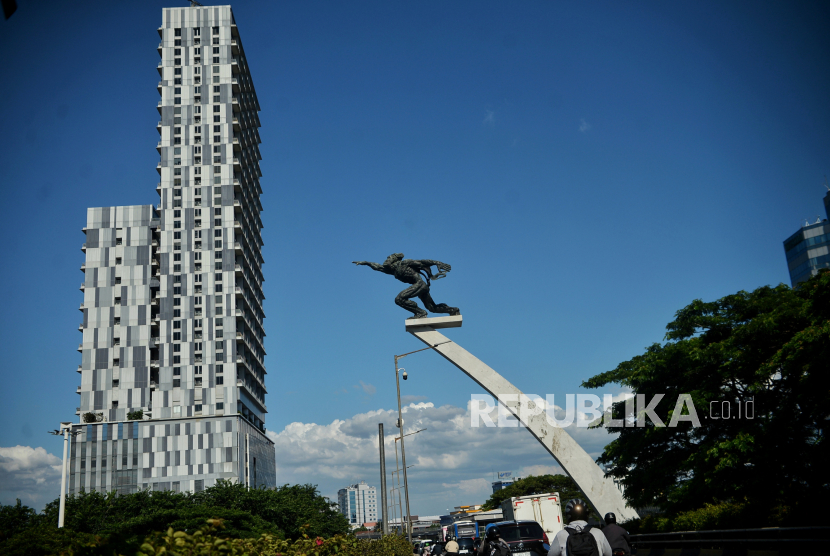 Cuaca cerah di Tugu Pancoran Jakarta. Pemprov Jakarta melakukan konservasi pada pedestal atau tiang Patung Dirgantara.