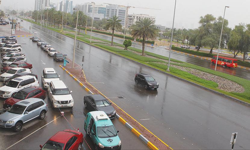 Cuaca hujan dan tidak stabil juga menyelimuti Dubai, Uni Emirat Arab beberapa minggu ini. Polisi Dubai mendesak pengguna jalan untuk berhati-hati, mematuhi aturan keselamatan, dan mengurangi kecepatan mengemudi selama kondisi cuaca hujan dan tidak stabil.