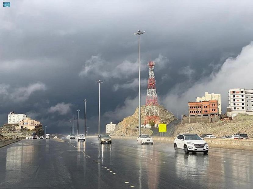  Proses turunnya hujan disebutkan dalam Surat Al Hijr ayat 22. Foto:  Cuaca mendung di Arab Saudi.