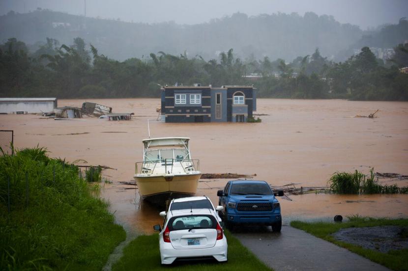 Cuaca Orang-orang di dalam rumah menunggu penyelamatan dari banjir akibat Badai Fiona di Cayey, Puerto Rico, Minggu, 18 September 2022.