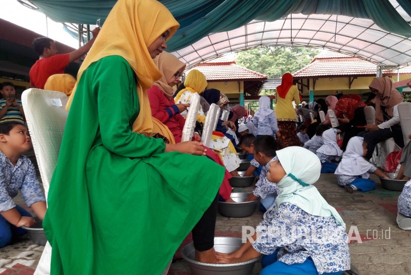 Dalam rangka hari ibu, anak-anak TK Cendekia Indramayu membasuh kaki ibunya masing-masing, Kamis (21/12).