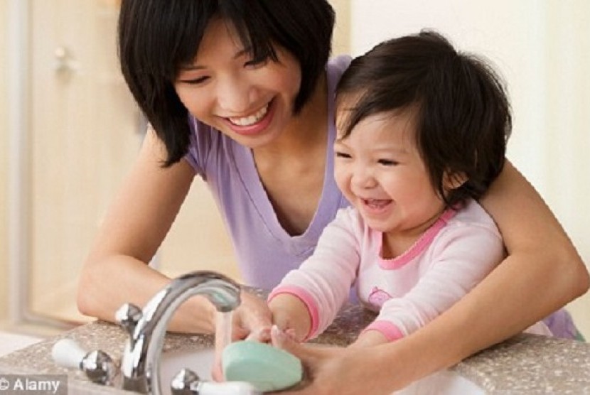 Cuci tangan sebelum menyentuh bayi (Ilustrasi)