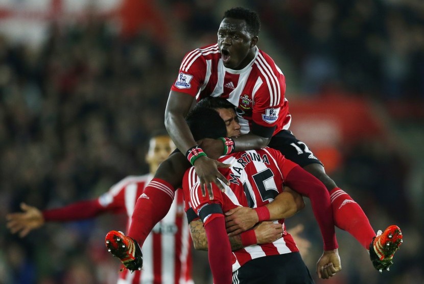 Cuco Martina melakukan selebrasi bersama Victor Wanyama usai mencetak gol pembuka buat Southampton