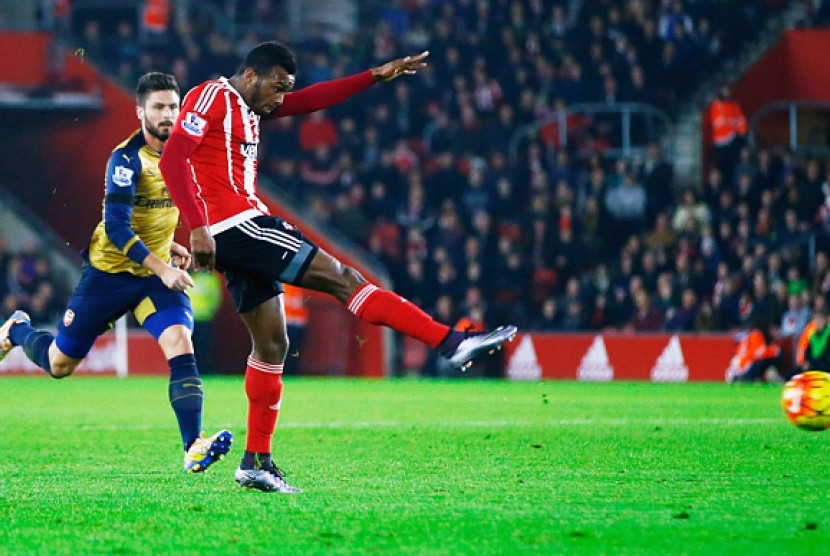 Cuco Martina saat mencetak gol pembuka Southampton saat menjamu Arsenal, Ahad (27/12) dini hari WIB.