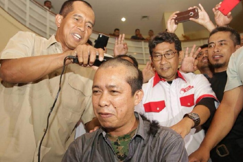 Cucu Mulyono, Kabid Seni dan Budaya DPW PKS Lampung, menuntaskan nazarnya atas kemenangan Anies-Sandi dengan bercukur botak.