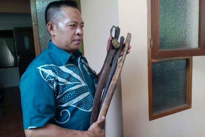Cucu pahlawan KH Zaenal Mustafa,Yusuf Mustofa memamerkan senjata yang digunakan kakeknya guna melawan penjajah. Terdapat tiga senjata yaitu pedang warisan kerjaaan Mataram Islam dan dua bilah golok bambu. 
