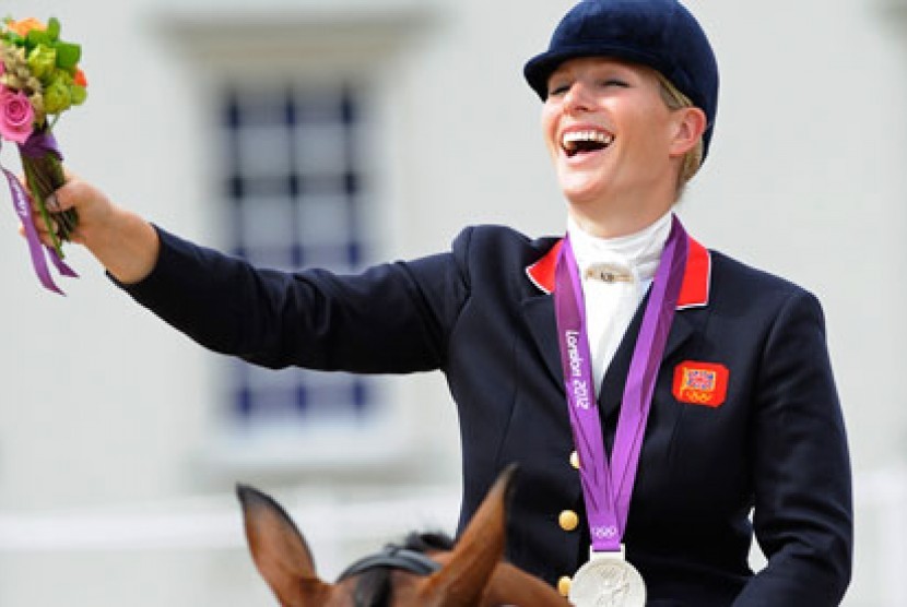 Cucu Ratu Elizabeth, Zara Philips yang berhasil meraih medali perak dalam cabang olah raga berkuda. 