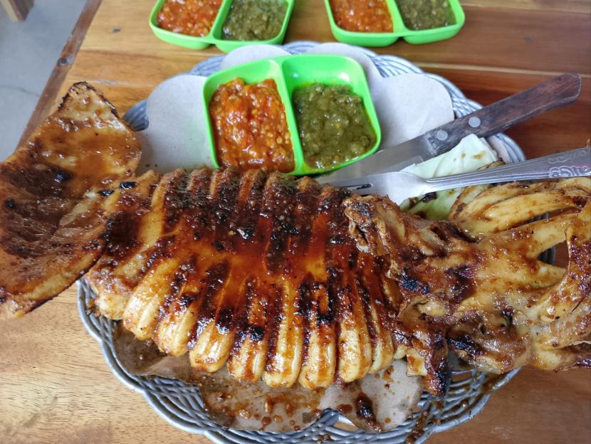 Grilled jumbo squid in Kedai Asep Kriwil in Indramayu Regency.