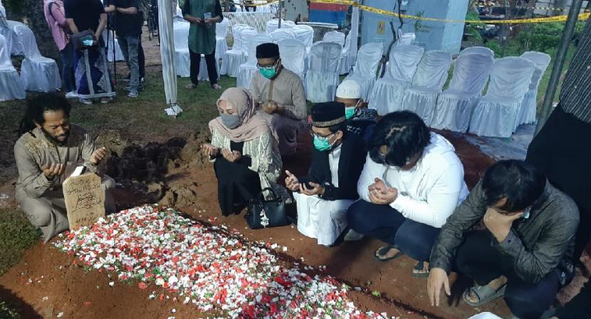Cupink Topan dan sejumlah pelayat berdoa di makam Syekh Ali Jaber di Ponpes Darul Quran di Cipondoh, Kota Tangerang, Kamis (14/1).