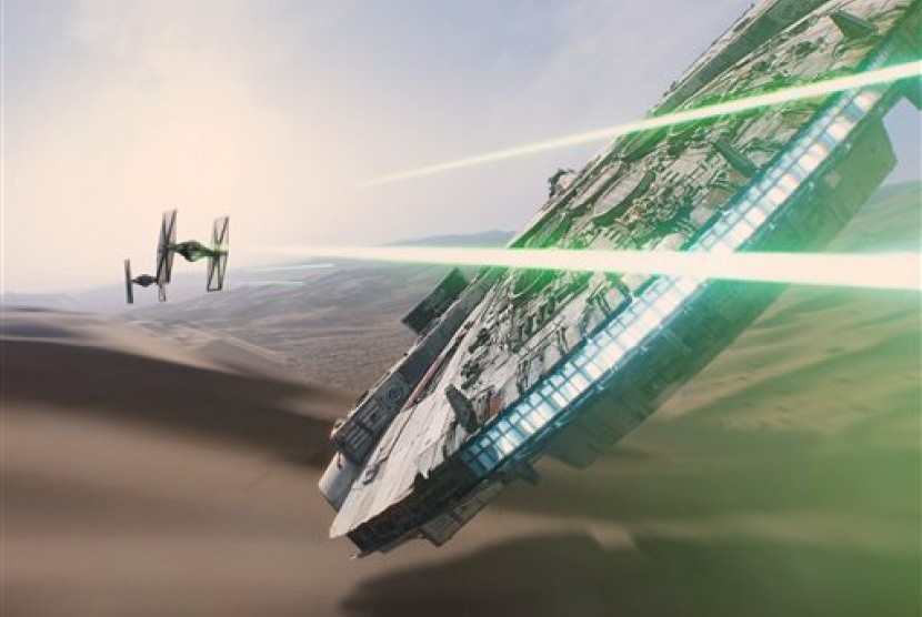 Cuplikan adegan dari Star Wars: The Force Awakens, film ini diprediksi mengukir rekor penjualan tiket tertinggi dalam sejarah perfilman.