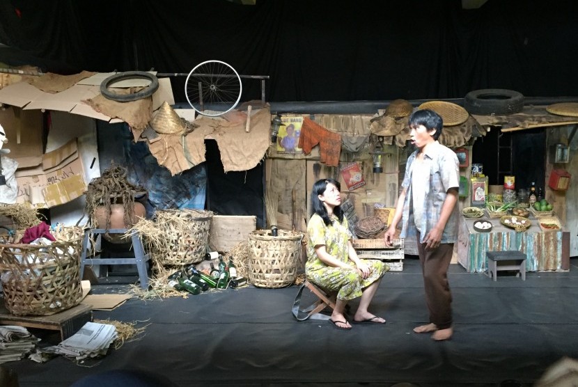 Cuplikan adegan JJ Sampah Kota oleh Teater Koma.