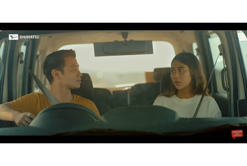 Cuplikan adegan webseries travelogue Pindah yang diperankan Tarra Budiman dan Adinda Thomas. 