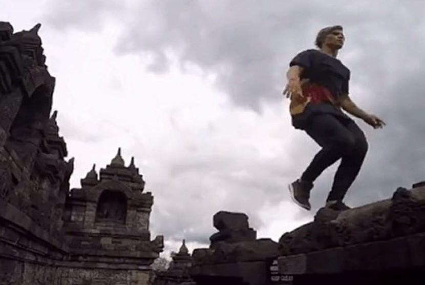 Cuplikan iklan Redbull yang menampilkan aksi parkour di Candi Borobudur.