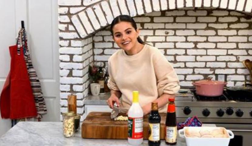 Cuplikan serial Selena + Chef tentang aktivitas memasak penyanyi Selena Gomez bersama para chef terkenal.