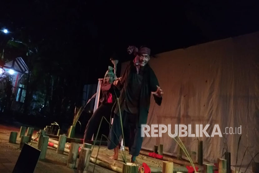 Cuplikan teater dengan judul Petani, Sawah di Kepalamu dari Komunitas Celah Celah Langit di CCL, Ledeng, Bandung