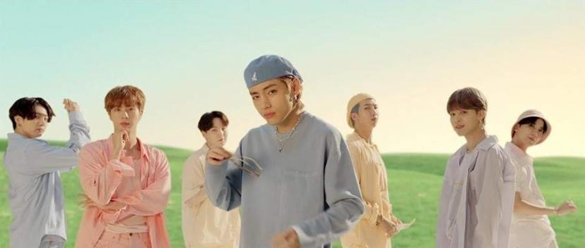 BTS dalam video musik single hit Dynamite.