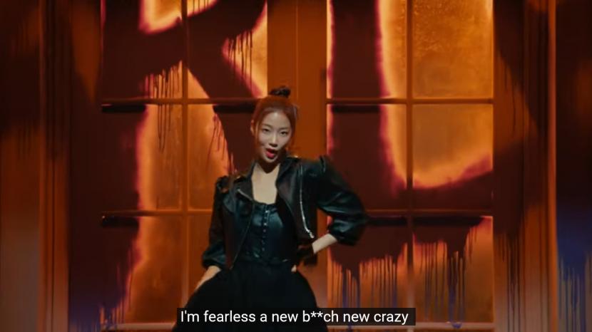 Cuplikan video musik lagu baru 'Fearless' dari Le Sserafim. Grup K-Pop perempuan ini debut melalui lagu tersebut pada 2 Mei 2022.
