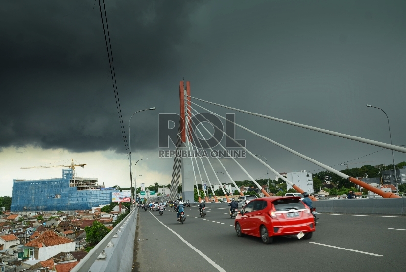Curah Hujan Masih Tinggi: Awan hitam menggelayut pertanada akan turun hujan di atas jembatan layang Pasupati, Kota Bandung, Selasa (7/4).