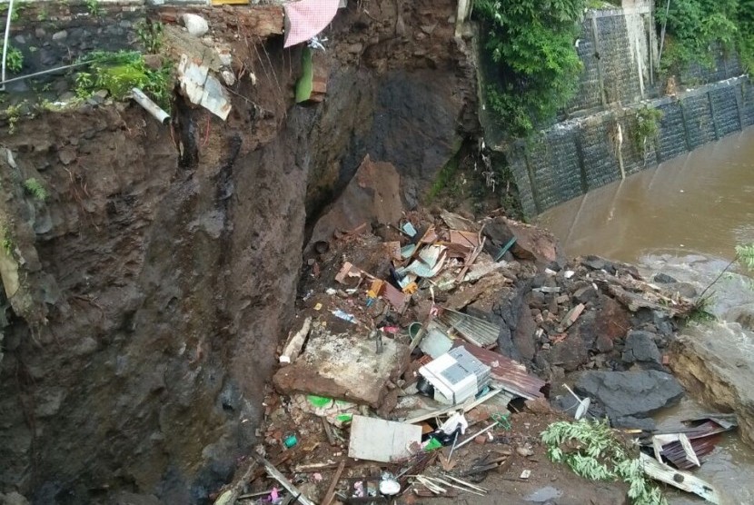 Curah hujan yang tinggi di Malang mengakibatkan longsor dan turap ambrol