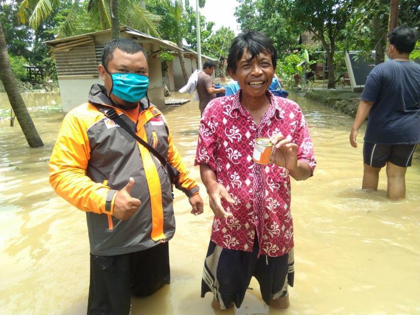 Curah hujan yang tinggi selama 3 hari berturut turut dan kiriman air sungai Cimanuk dan sungai lainya dari hulu mengakibatkan banjir yang cukup parah di beberapa kecamatan di Kabupaten Indramayu