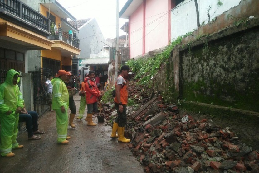 Curah hujan yang tinggi selama beberapa hari menyebabkan dinding salah satu SMK di Kota Malang ambruk pada Ahad (19/11). 