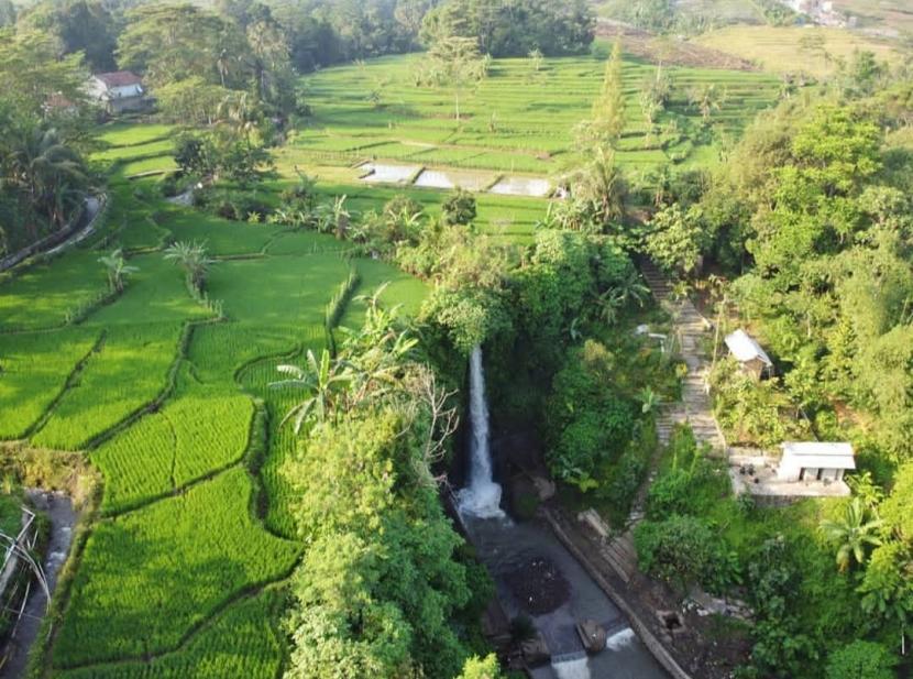 Curug Cigetruk yang terletak di Desa Mandala, Kecamatan Dukupuntang. Air terjun yang memiliki ketinggian 27 meter dan disebut-sebut sebagai yang tertinggi di Kabupaten Cirebon itu  menyimpan keindahan alam yang eksotis.