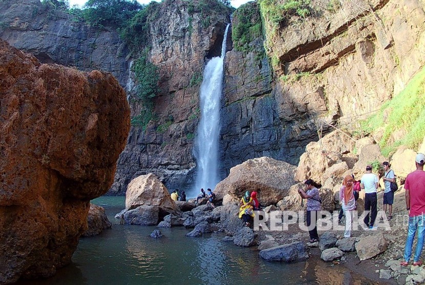 Curug Cimarinjung di kawasan Geopark Ciletuh, Kabupaten Sukabumi, Jumat (4/8).