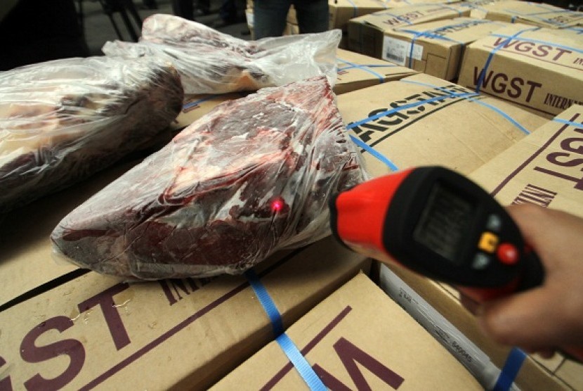 Custom officer scans imported meat at the airport Soekarno-Hatta in Tangerang, Banten. (illustration)