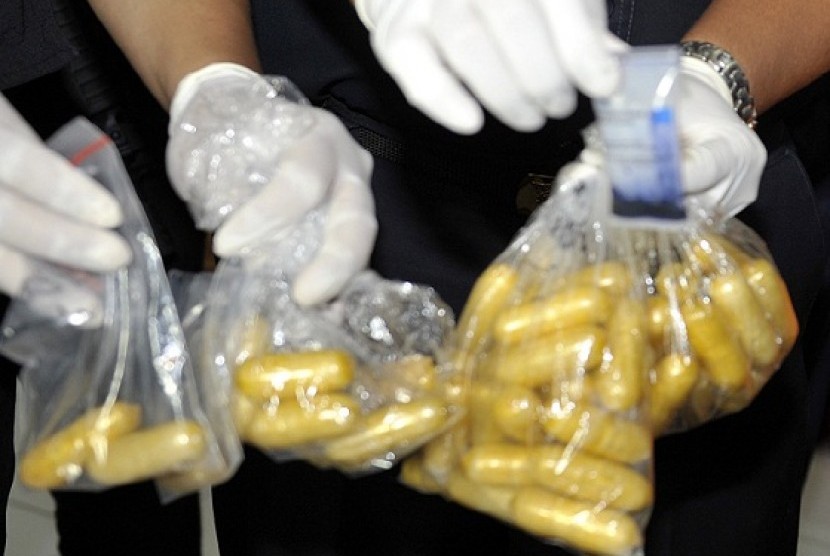 Custom officers shows capsules of methamphetamine (slank name: sabu-sabu -ed) seized from a Ugandan suspect in Ngurah Rai Airport, Bali, last week.  