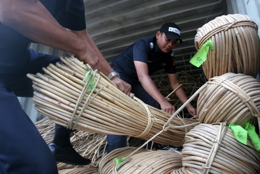 Custom officials confiscate raw rattan, in Medan, North Sumatra. The rattan is intended to smuggled to other country in August. (file photo)