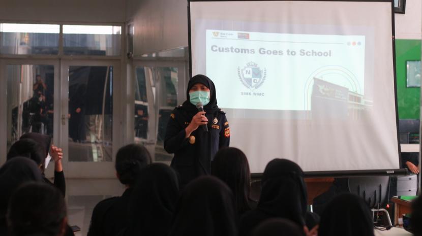 Customs goes to School (CGTS) adalah program yang diinisiasi oleh Bea Cukai untuk menyosialisasikan terkait keuangan negara, kepabeanan, dan cukai, kepada para siswa sekolah.