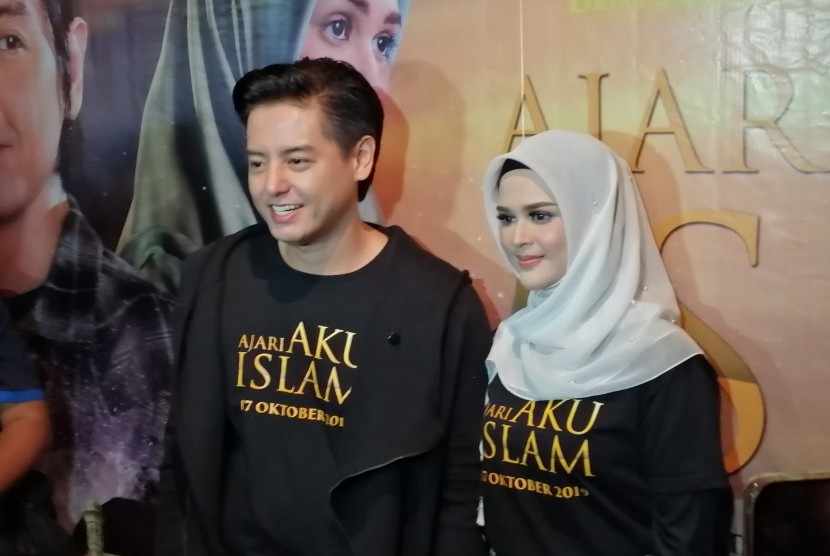 Cut Meyriska beradu akting dengan sang suami, Roger Danuarta, di film Ajari Aku Islam.